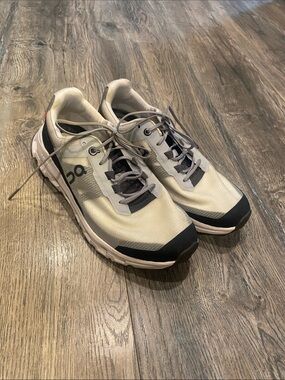 Woman's onclouds size 6.5